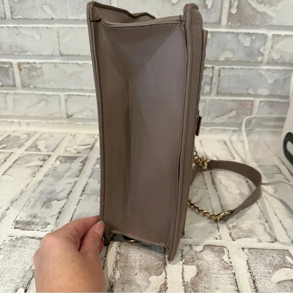 Badgley Mischka Quilted Crossbody Shoulder Gold Chain Buckle Taupe Bag - Picture 4 of 16